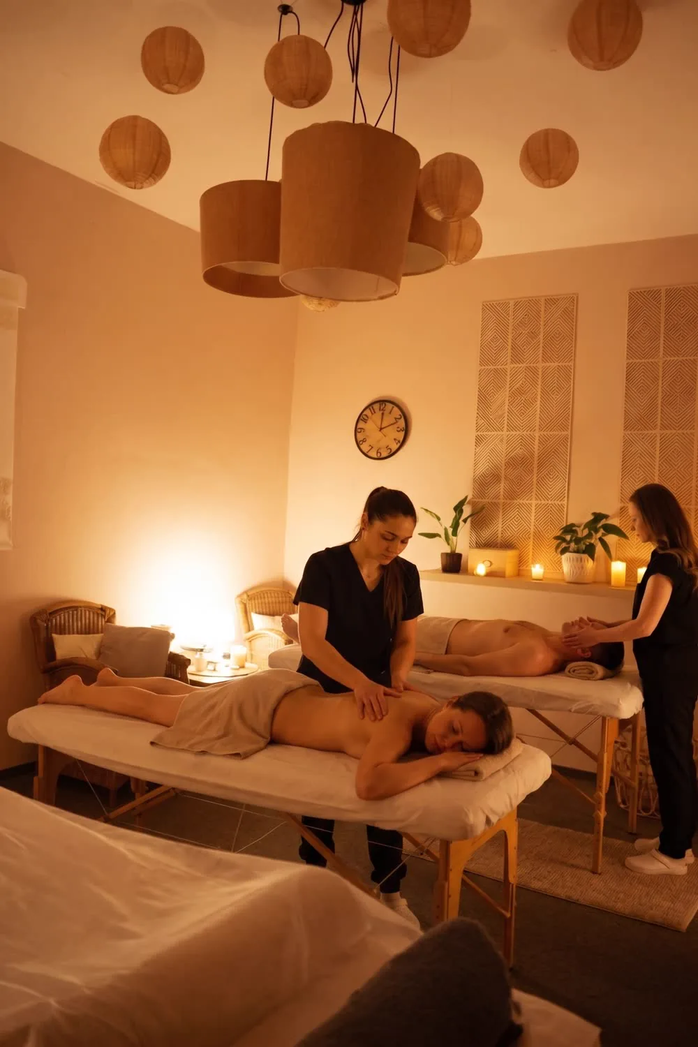 Masaż ciała i twarzy dla dwojga w studiu Massage 4 You w Poznaniu - jedna terapeutka pracuje nad plecami, druga nad twarzą przy sąsiednim stole