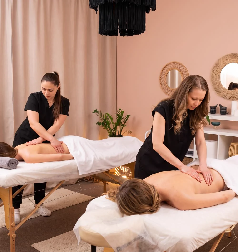 Masaż dla dwojga w studiu Massage 4 You w Poznaniu - dwie terapeutki pracują równolegle przy dwóch stołach