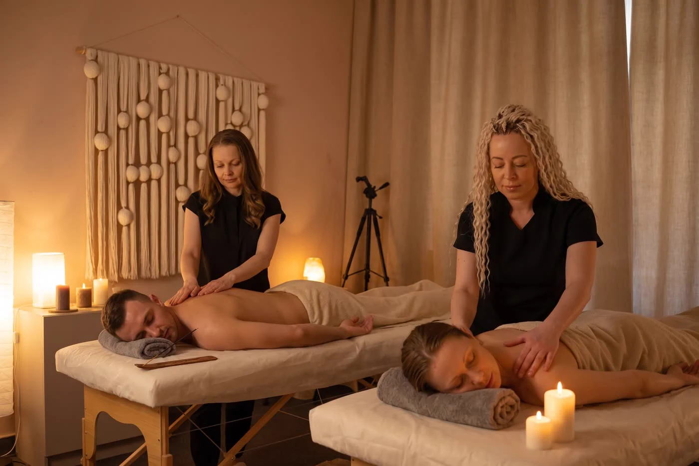 Masaż zdrowotny dla dwojga w studiu Massage 4 You w Poznaniu - dwie terapeutki pracują przy dwóch stołach obok siebie